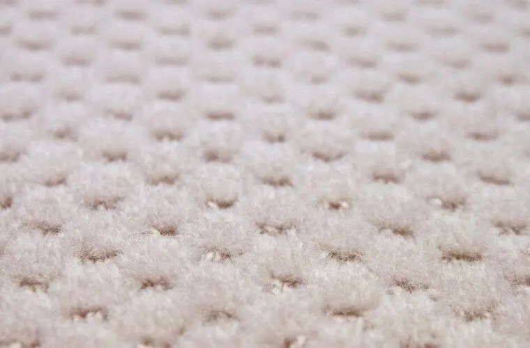 エレガントなドット柄付きウール100％カーペット「MAIN/マイン」