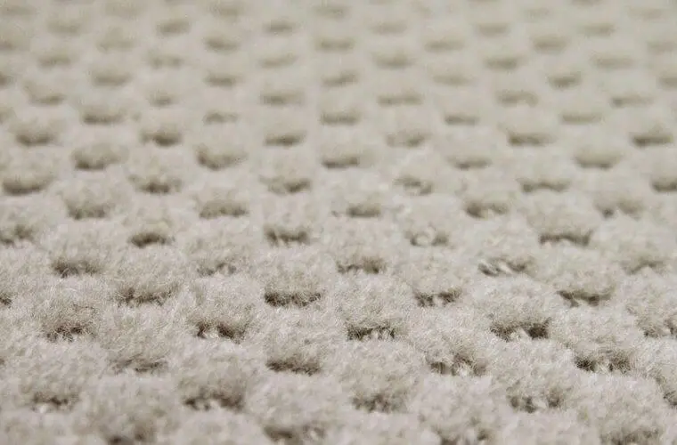 エレガントなドット柄付きウール100％カーペット「MAIN/マイン」