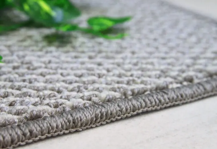 控えめで個性的なストライプカーペット「TREMOR/トレマー」